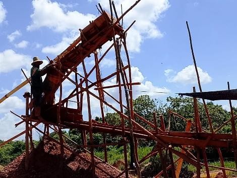 Pekerja pendulang intan di kawasan Pumpung